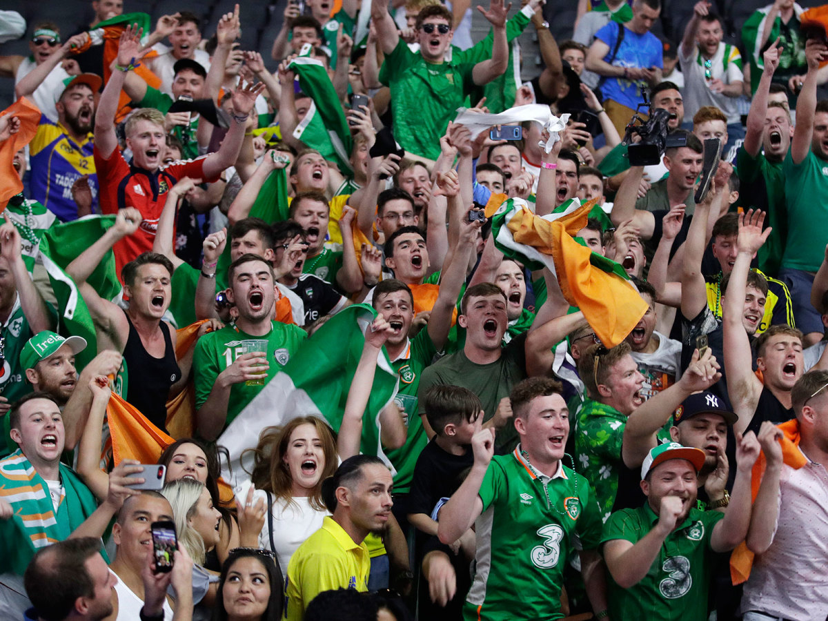 mayweather-mcgregor-ireland-fans-flags-1300.jpg